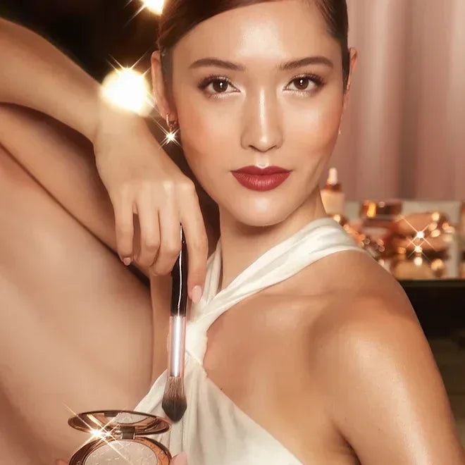 Charlotte Tilbury- HOLLYWOOD GLOW GLIDE FACE ARCHITECT HIGHLIGHTER MOONLIT GLOW - The Beauty League Pakistan
