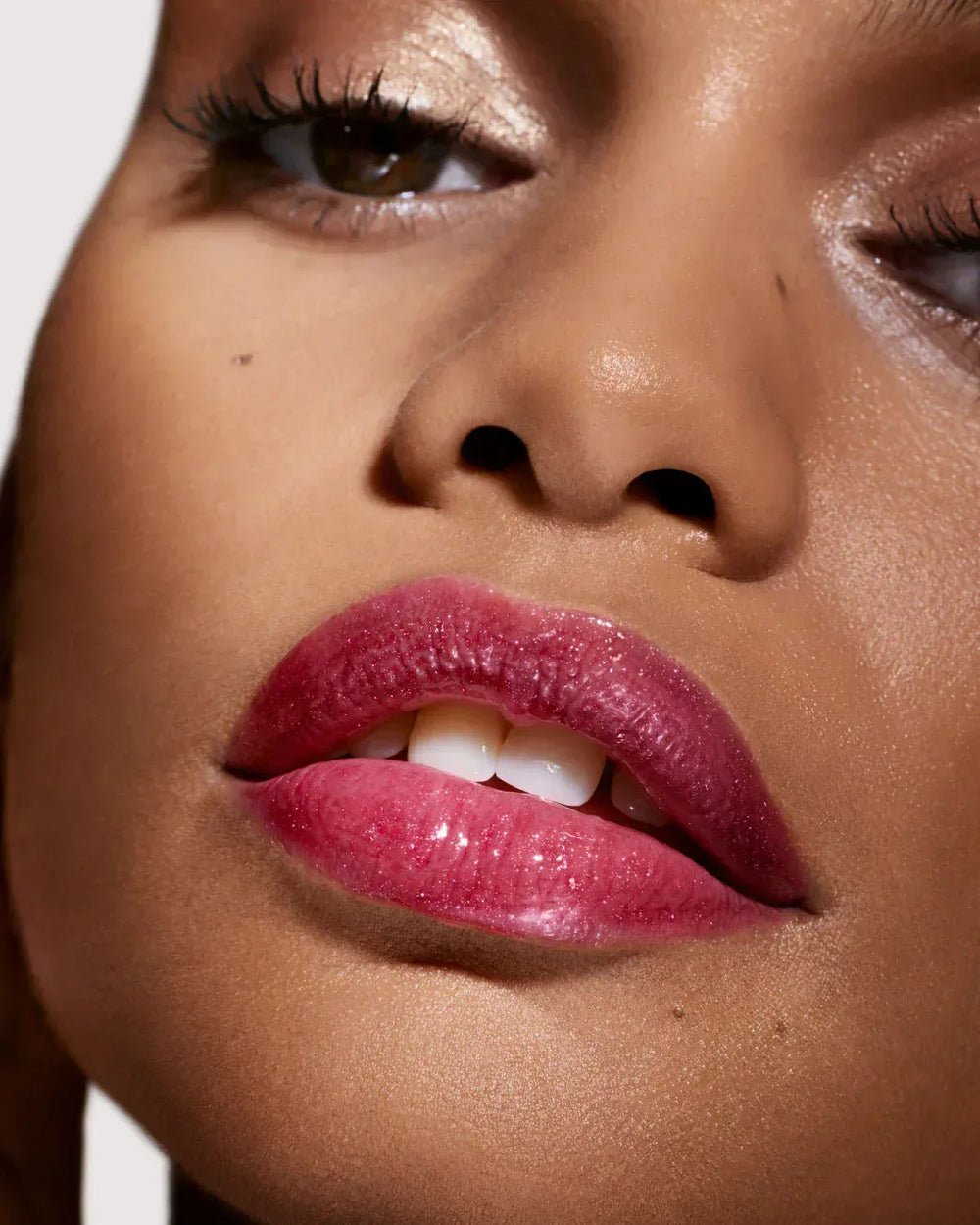 Fenty Beauty- Gloss Bomb Universal Lip Luminizer Fuchsia Flex - The Beauty League Pakistan