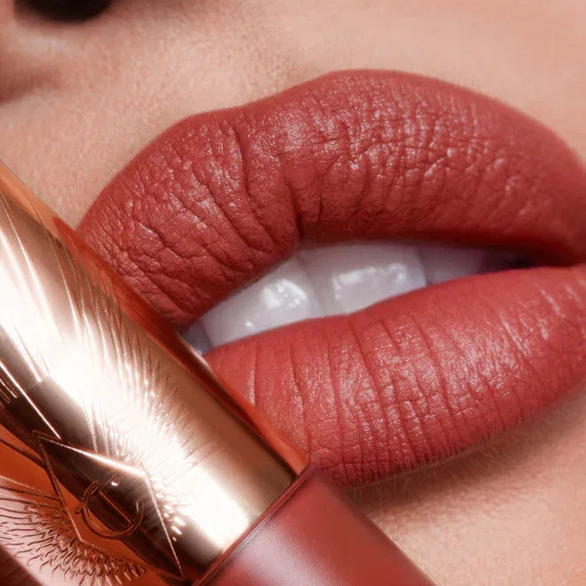 Charlotte Tilbury- AIRBRUSH FLAWLESS LIP WALK OF NO SHAME BLUR - The Beauty League Pakistan