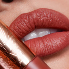 Charlotte Tilbury- AIRBRUSH FLAWLESS LIP WALK OF NO SHAME BLUR